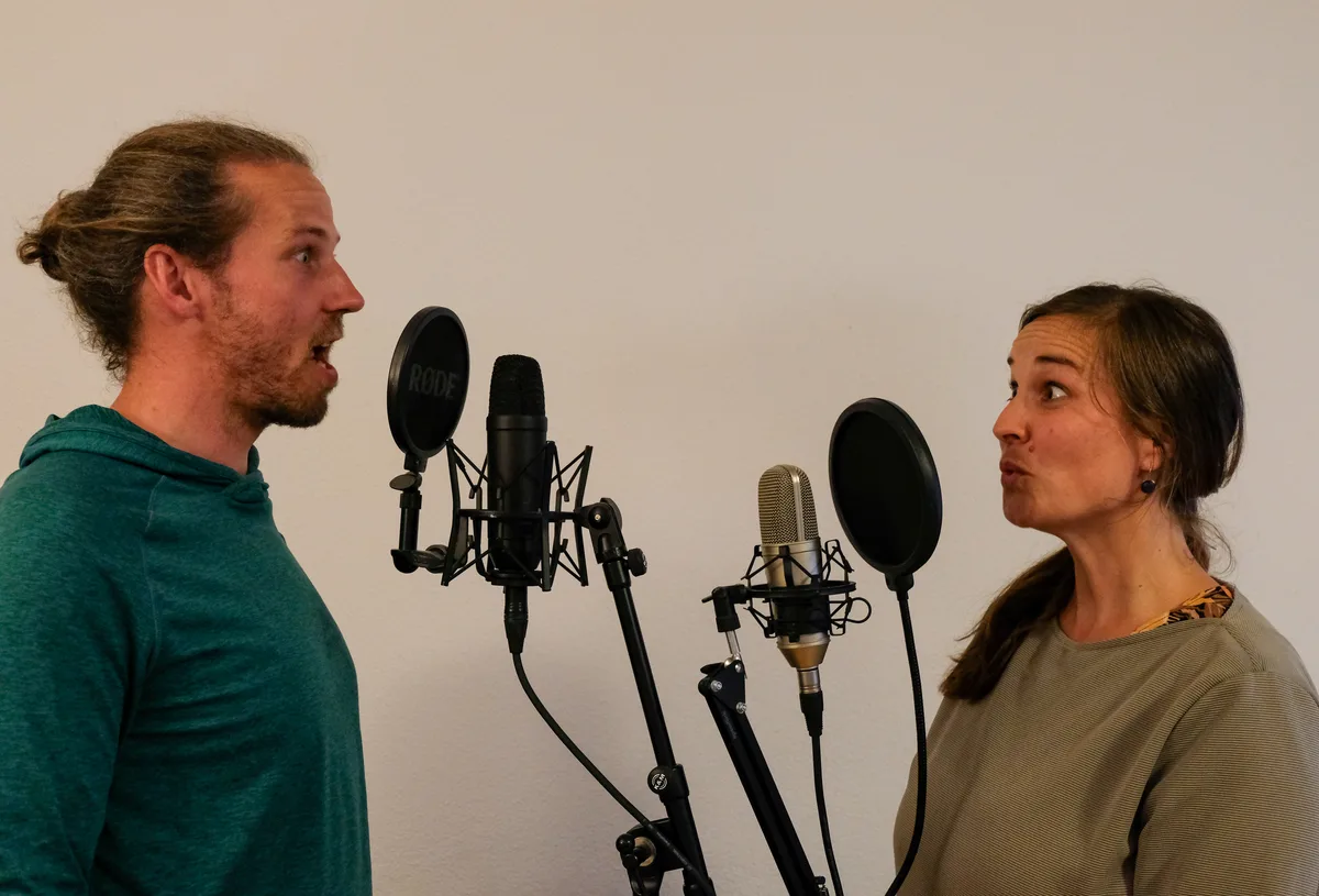 Achtung Aufnahme: Wüthrich und van der Geest hauchen zusammen mit anderen Sprechern den Figuren des Hörspiels Leben ein. Simon Wüthrich und Simone van der Geest bei der Aufnahme des Hörspiels.